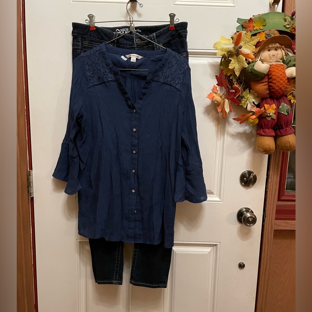 Warehouse One Size 33 short/slim mid-rise jeans and a Blue Boho blouse. EUC
